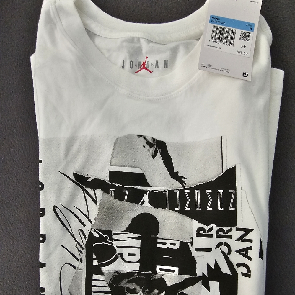 Mens nike t shirt. Brand new with tags. White with black.